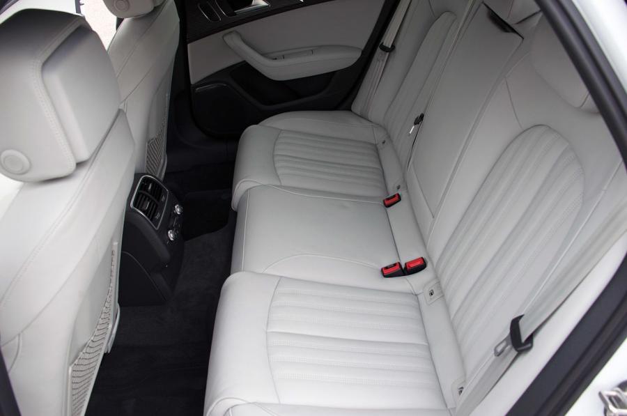 Интерьер Audi A6 TFSI Sedan (4G, C7) 2014 года  (WW) (фото 20 из 28)